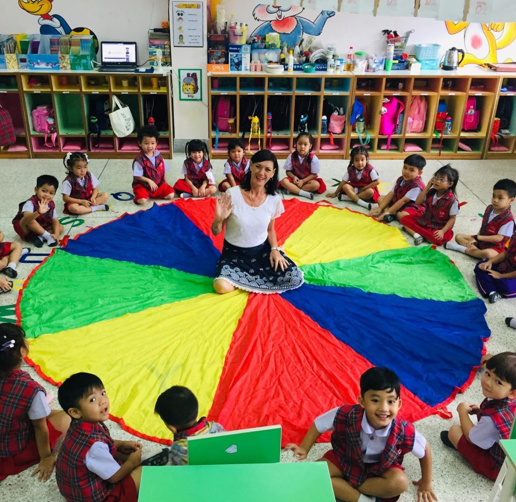 Kindergarten English activity with parachute game